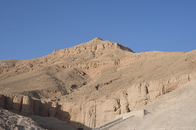 08 MAK_5944.jpg - Al-Qurn, dove nella valle sottostante si trovano 65 tombe, raggiunge un'altezza di circa 420 metri ed è composta principalmente da roccia calcarea.